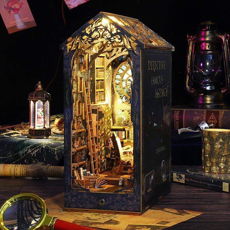 Book Nook DIY – SL07 Agencia de Detectives – Diorama con Muebles, Luces y Manual en Inglés - Miniverse Studio